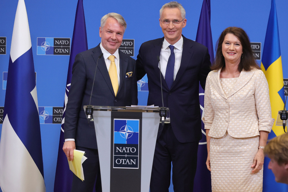 NATO-Generalsekretär Jens Stoltenberg (63) zusammen mit Pekka Haavisto (64, l.), Außenminister von Finnland, und Ann Linde (61), Außenministerin von Schweden.