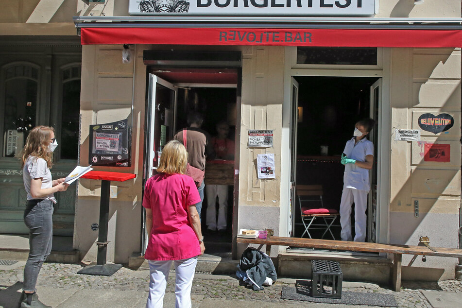 Menschen warten, um sich in der Revolte-Bar im Berliner Bezirk Friedrichshain mit dem Impfstoff von Johnson & Johnson impfen zu lassen.
