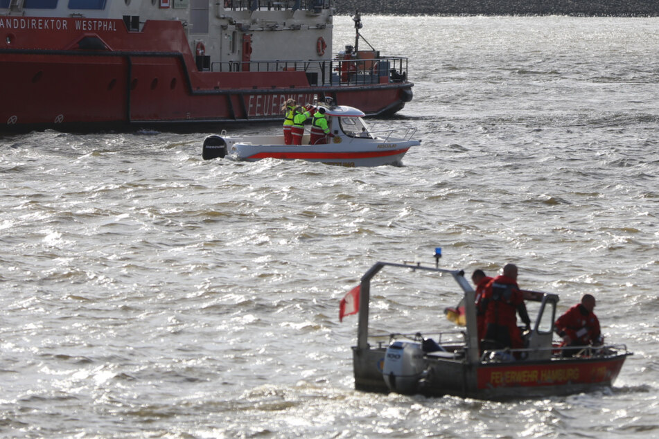 Hamburg: Großeinsatz auf der Elbe: Barkasse meldet eine Person im Wasser