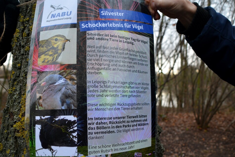 Engagierte Helfer des Naturschutzbunds hingen in den vergangenen Tagen Hinweisschilder in Leipziger Parks auf.