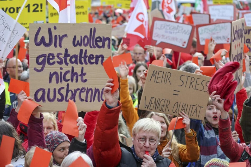Gefordert werden unter anderem sieben Prozent mehr Gehalt. (Archivbild)