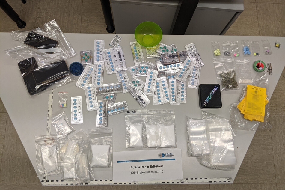 Die Polizei stellte bei der Razzia in Bergheim diverse Drogen sicher, darunter auch Potenz-Tabletten.