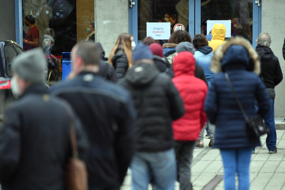 Lange Schlange vor Uni Jena: Dafür stehen Hunderte Menschen an