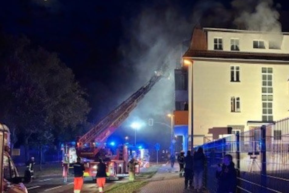 Rauchmelder rettet Leben: Wurde ein Mehrfamilienhaus in Brand gesetzt?