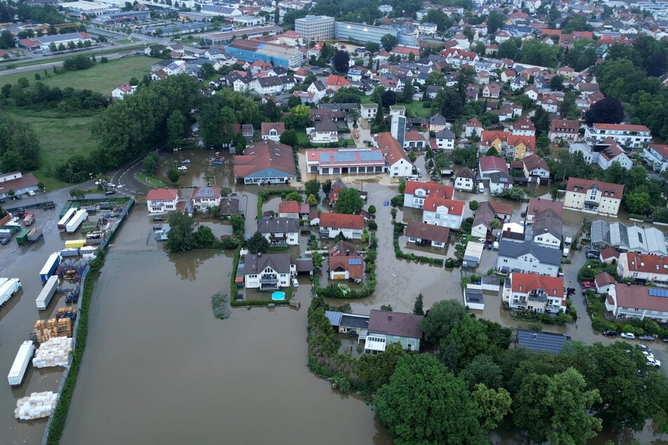 Rettungskräfte haben im vom Hochwasser stark betroffenen oberbayerischen Schrobenhausen eine Leiche im Keller eines Hauses entdeckt.