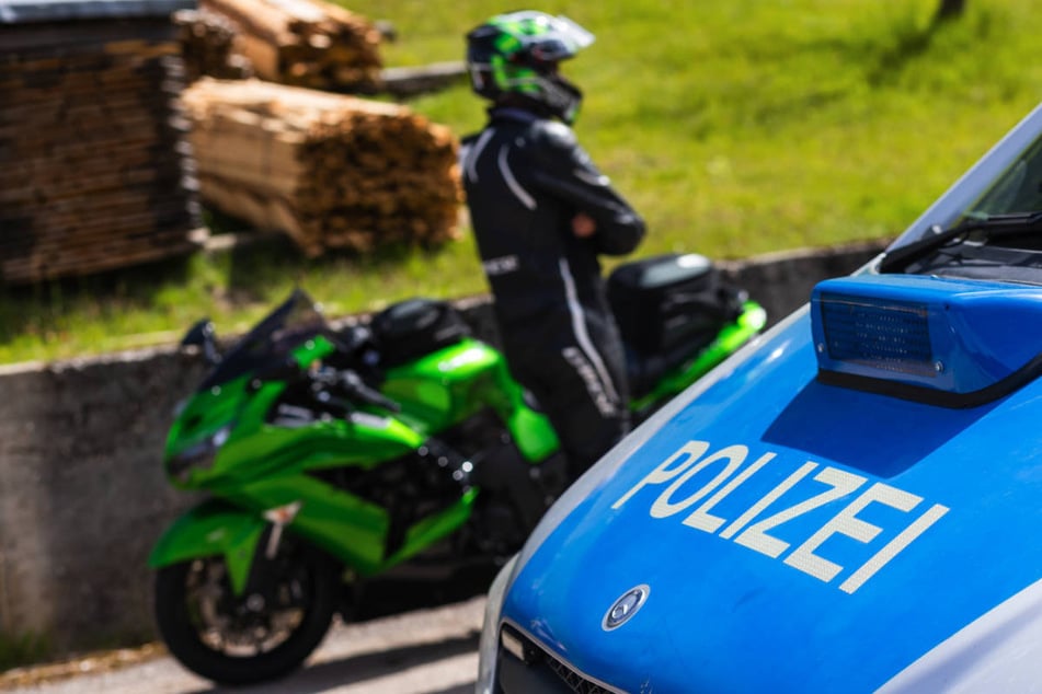 Biker schlägt bei Polizeikontrolle zu und landet später selbst im Krankenhaus