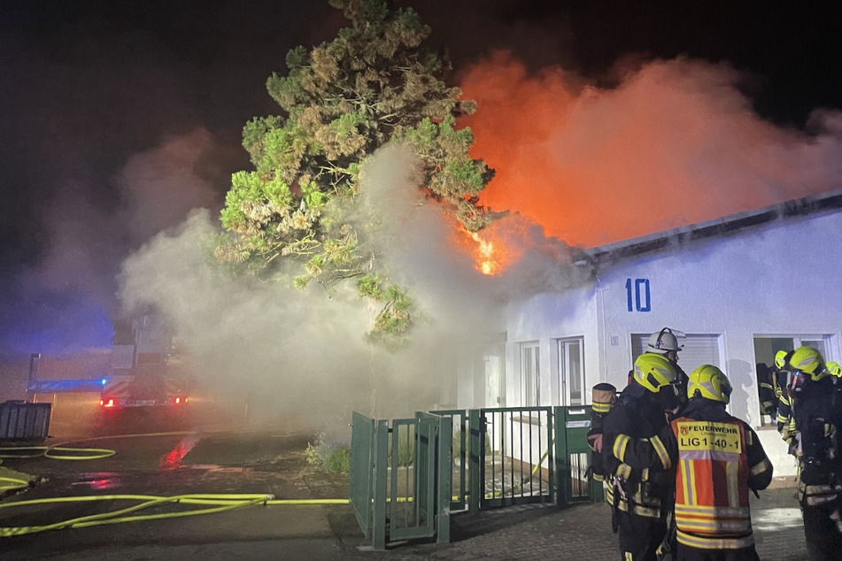 Beim Eintreffen der Feuerwehr stand bereits ein Großteil des Gebäudes komplett in Flammen.