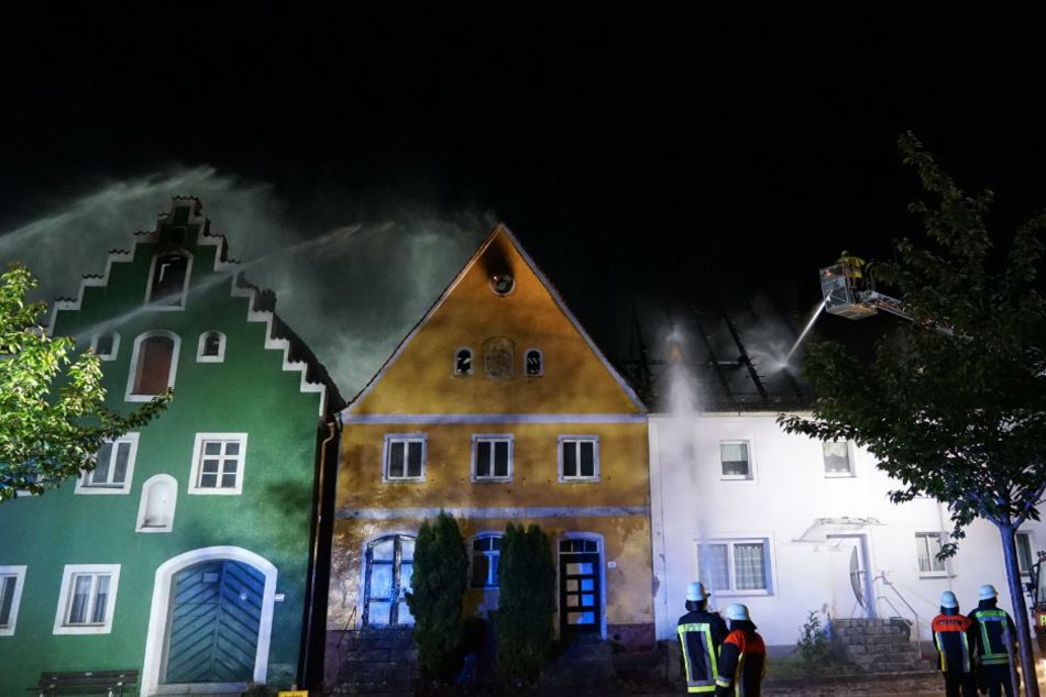 An den Gebäuden entstand hoher Sachschaden.
