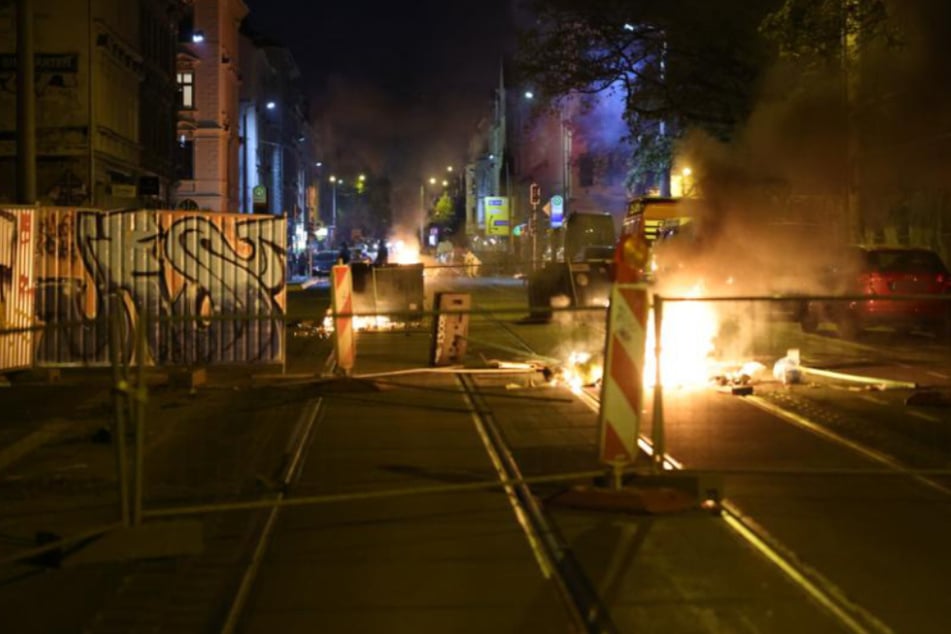 Leipzig Connewitz: Großeinsatz in Connewitz: Barrikade angezündet, Steine auf Gebäude geworfen