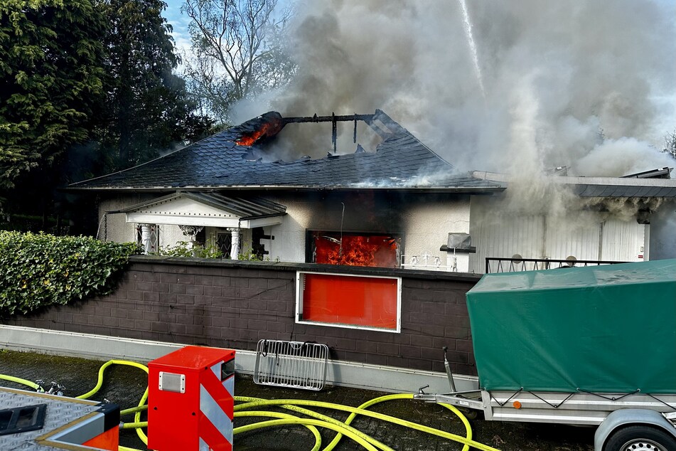 Das Einfamilienhaus brannte nieder, der Besitzer wurde nicht verletzt.