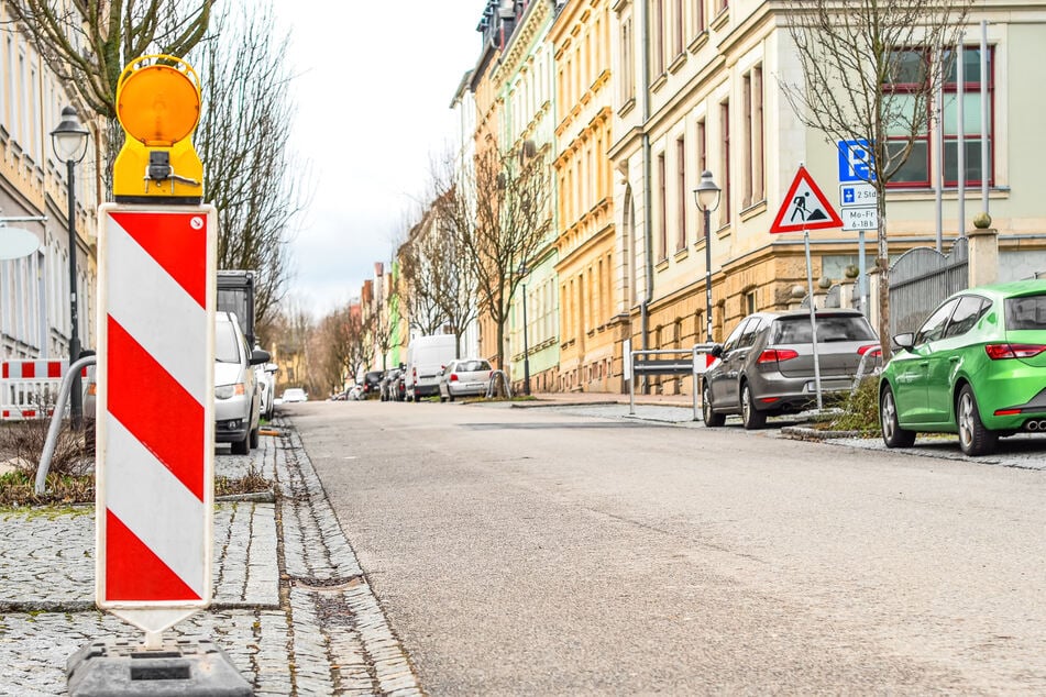 Der Mann kam gerade aus einer Apotheke und überquerte die Straße, als er von dem Wagen erfasst wurde. (Symbolbild)