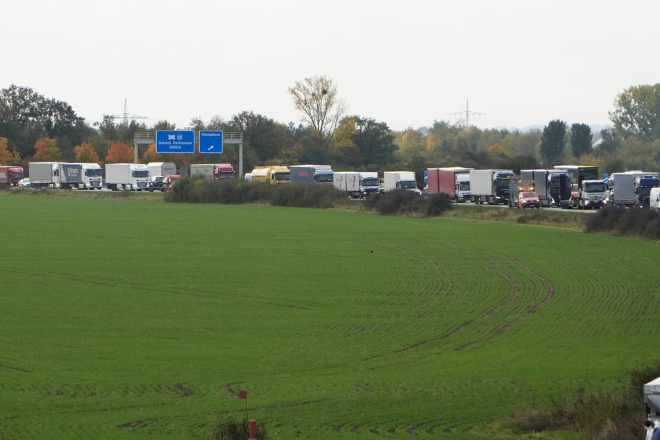 Der Verkehr wird auf beiden Seiten über die Standstreifen geleitet. Trotzdem kommt es zu Stau.
