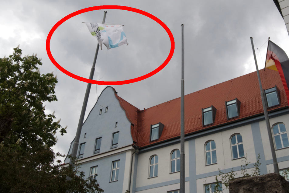Gehisste israelische Flagge vor Landratsamt in Würzburg abgerissen und beschädigt