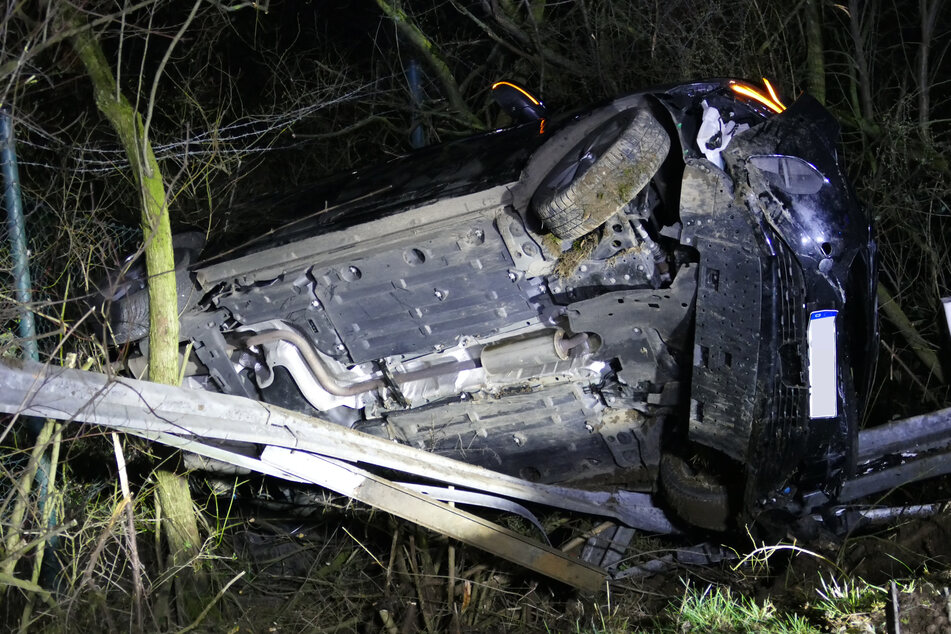 Der Wagen blieb nach dem Unfall seitlich in einer drei Meter tiefen Böschung liegen.