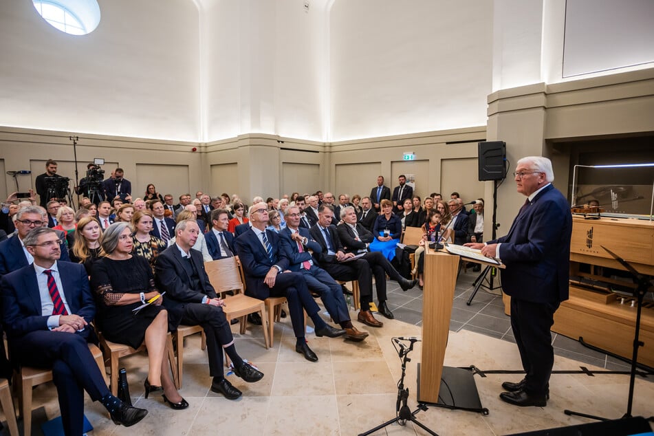 In Anwesenheit von Bundespräsident Frank-Walter Steinmeier (68, SPD) wurde die Garnisonkirche eröffnet.