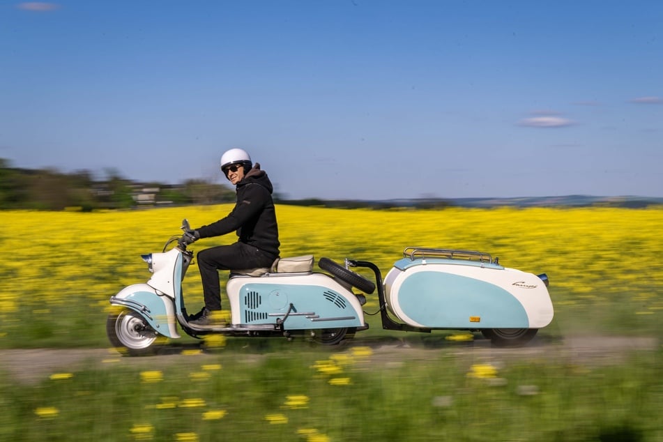 Blauer Himmel, gelber Raps - diese Kulisse nutzt Marco Koch (37) gern für eine kleine Spritztour mit dem Berliner Roller samt Anhänger.