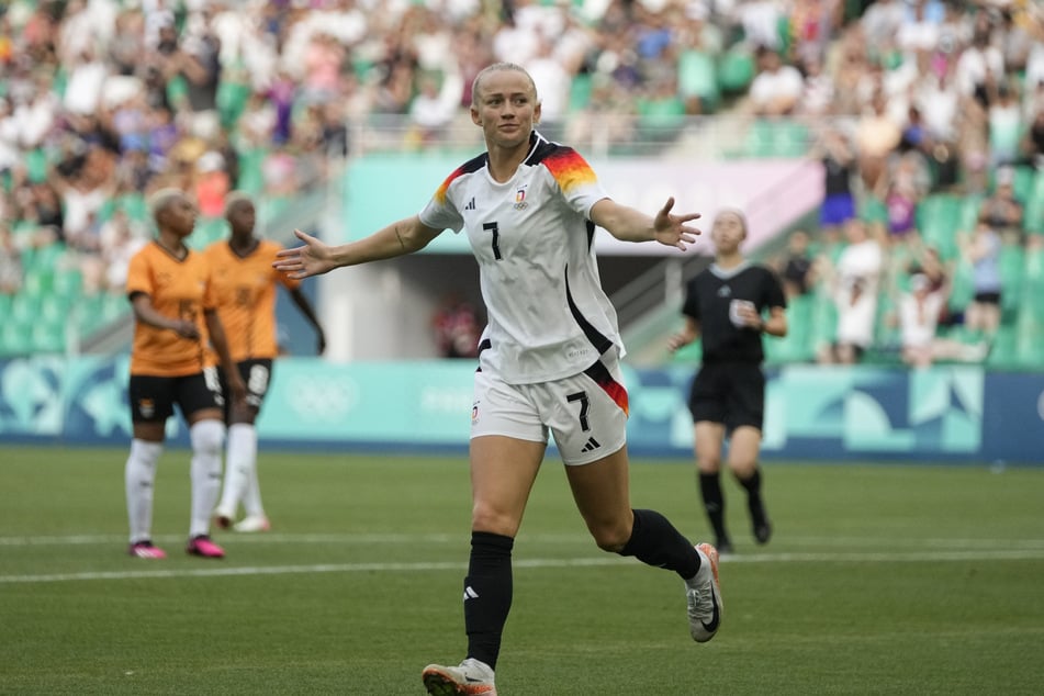 Lea Schüller (26) trug mit insgesamt drei Toren bisher maßgeblich zum Erfolg der DFB-Frauen bei Olympia bei. In der Liebe hingegen läuft es aktuell nicht so gut bei der Stürmerin des FC Bayern.