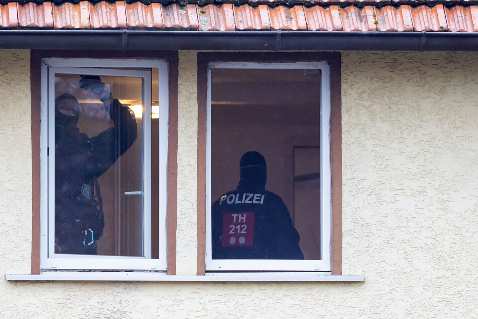 Mega-Razzia in Thüringen: Das Landeskriminalamt durchsucht seit Freitagmorgen die Räume eines Neonnazi-Netzwerkes.