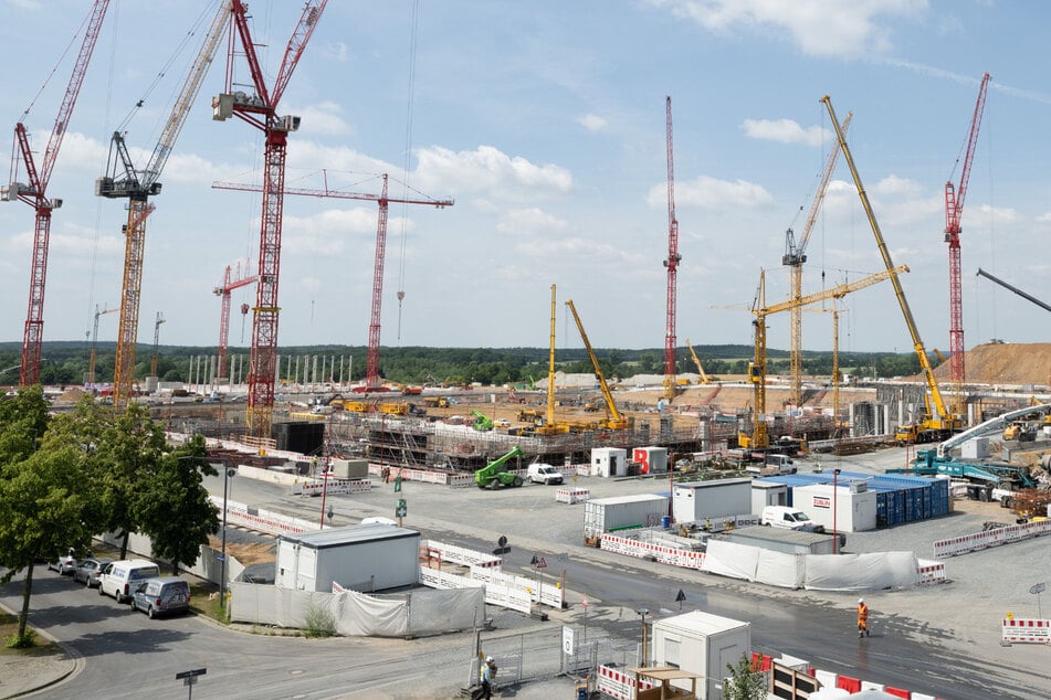 Für die ESMC-Chipfabrik im Dresdner Norden ist eine erste Genehmigung für den Hochbau erteilt worden. (Archivfoto)