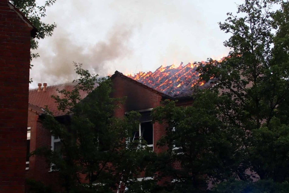 Seit den frühen Morgenstunden steht der Dachstuhl eines Krankenhauses in Ludwigslust in Flammen.