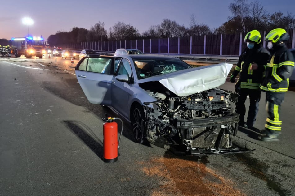 Das silberne Auto wurde bei dem Zusammenstoß mit der Leitplanke stark zerstört. Die Feuerwehr sperrte den Bereich auf der A3 zur Unfallaufnahme ab.