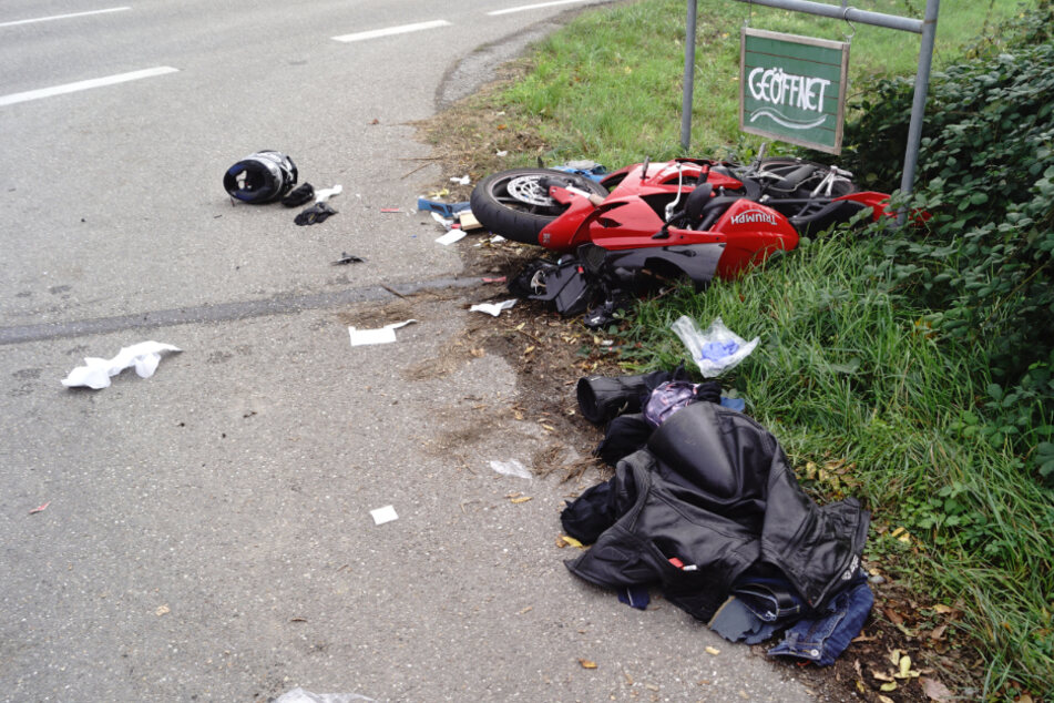 Der Motorradfahrer wurde verletzt in ein Krankenhaus gebracht.