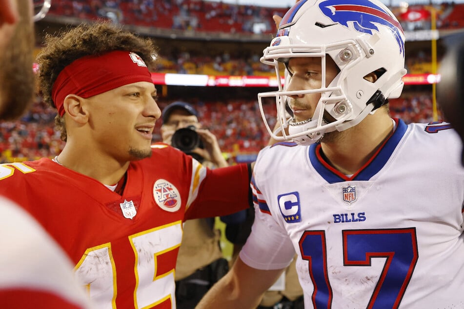 Rivales de la AFC: Patrick Mahomes (30, izq.) visita a los Kansas City Chiefs junto a Josh Allen (29) y los Buffalo Bills.