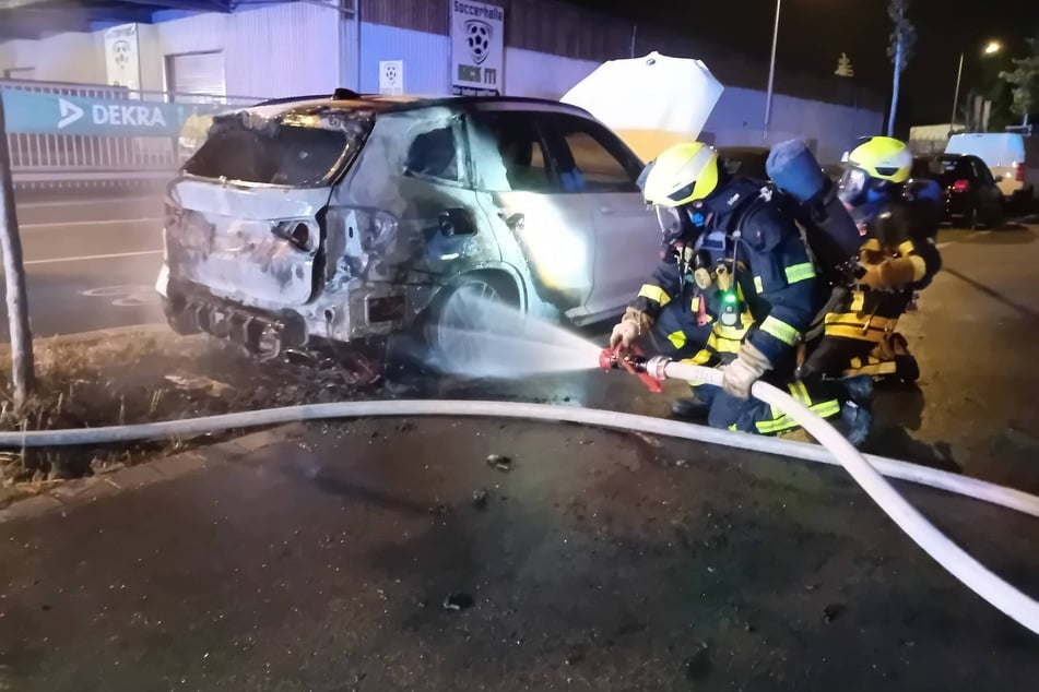 Das Auto wurde durch die Flammen vollständig zerstört.