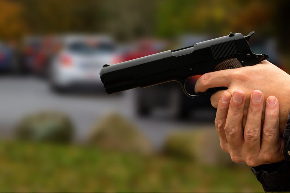 Parkplatz-Streit beim Ausparken eskaliert: Mann zieht Schusswaffe