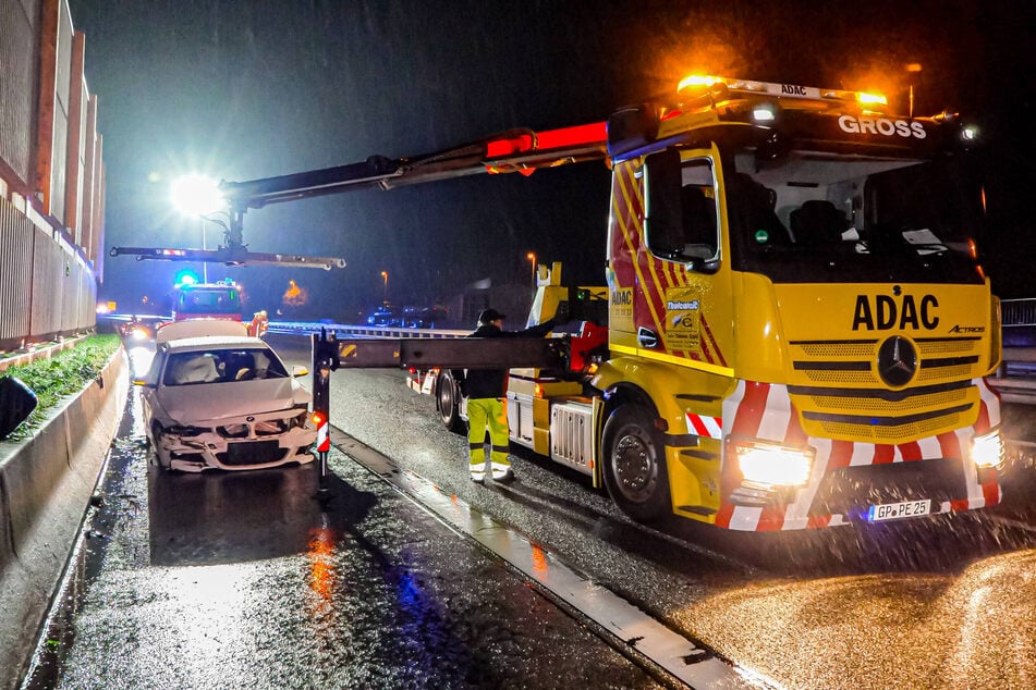 Auf der B10 Höhe Ebersbach war eine 21-Jährige mit ihrem BMW auf regennasser Fahrbahn in einen anderen BMW geschleudert.