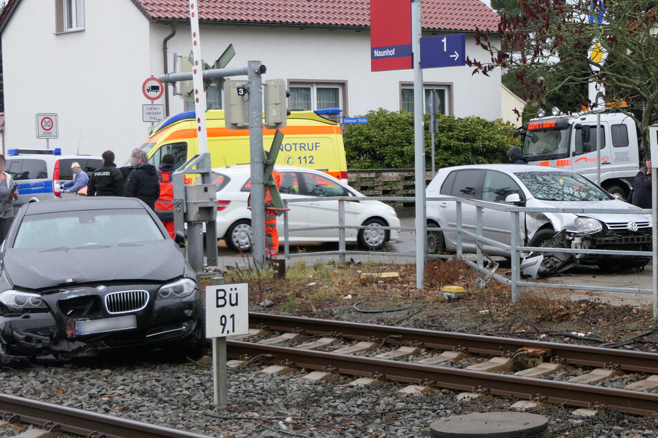 Die beiden Autos krachten auf einer Kreuzung ineinander.