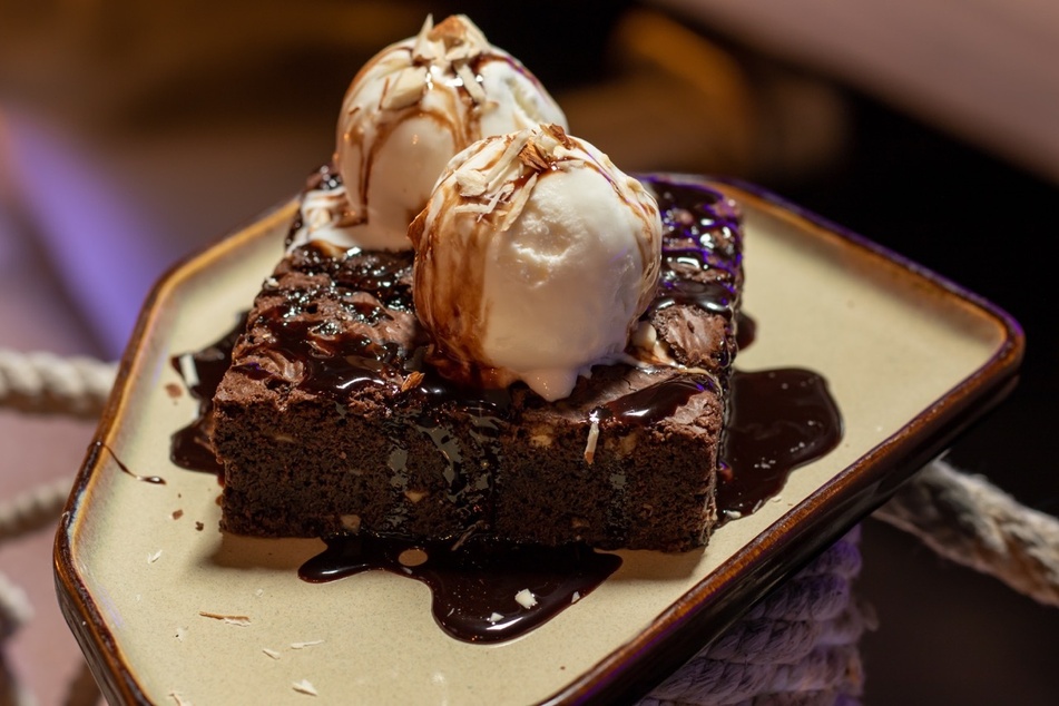 Brownies schmecken auch sehr gut mit Eis und Schokoladensoße.