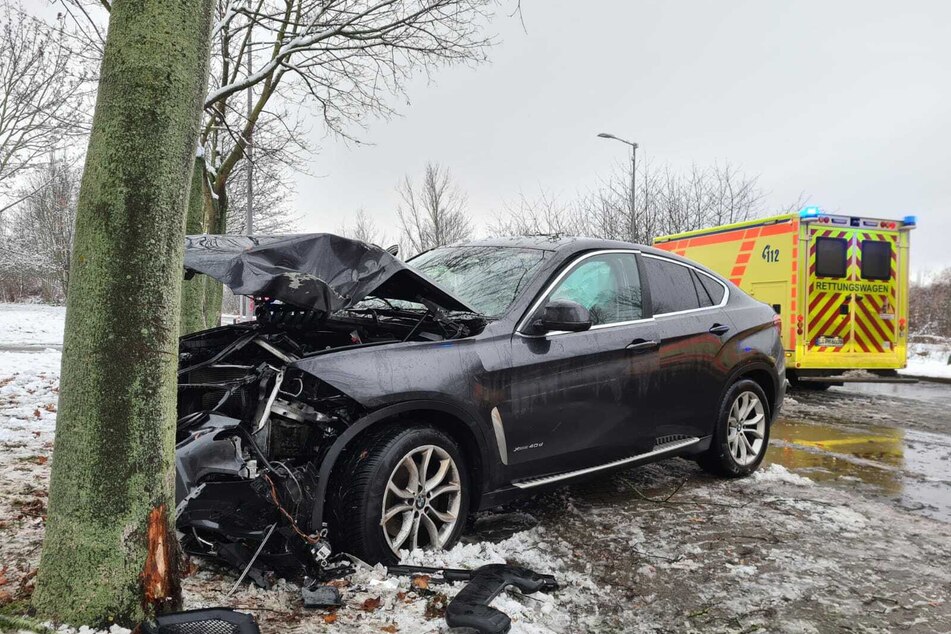In Leipzig-Lausen kollidierte ein Auto mit einem Baum.
