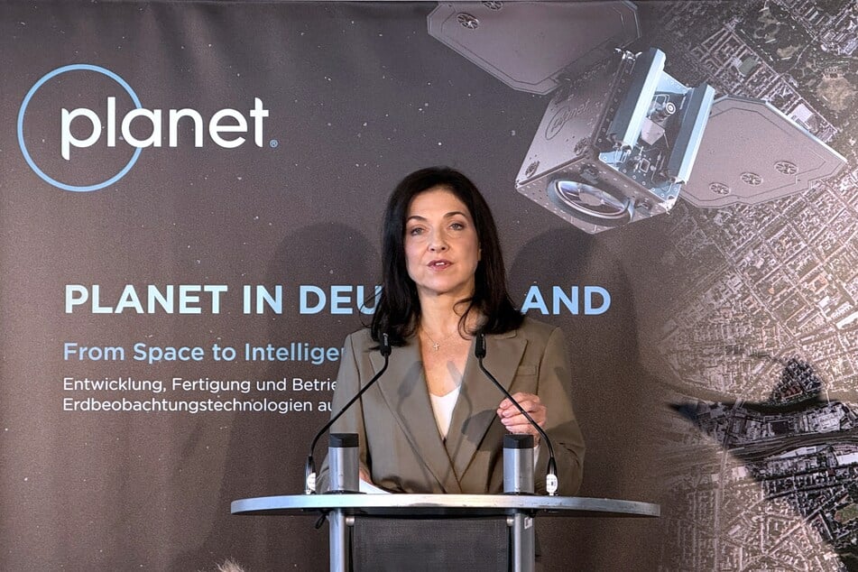 Für Bundeswirtschaftsministerin Katherina Reiche (53, CDU) sind die Satelliten ein wichtiger Baustein für Deutschlands Sicherheit und technologische Unabhängigkeit.