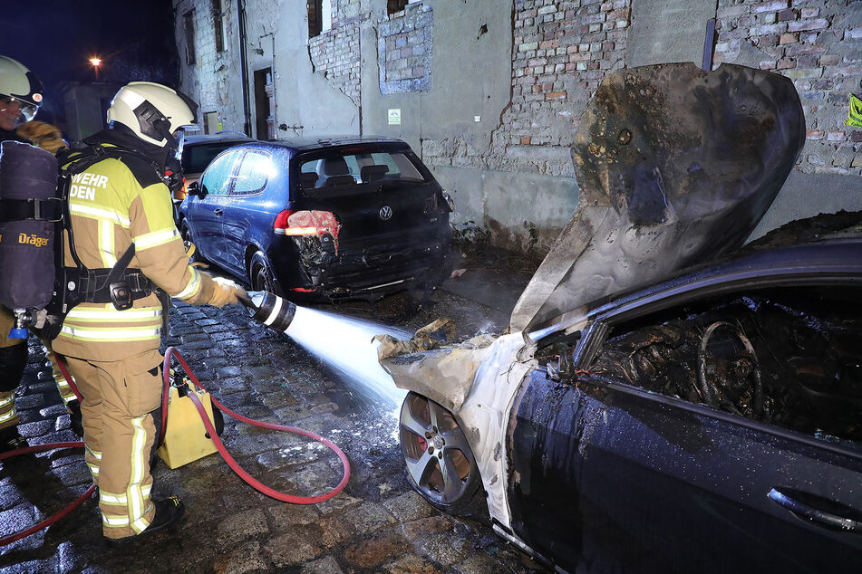 Mit Löschschaum wurde der Brand beseitigt. Die große Hitze beschädigte auch einen zweiten VW.