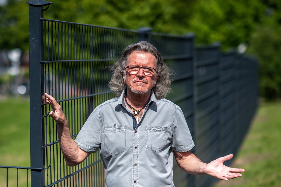 Anwohner Frank Bartzsch (66) aus Adelsberg kritisiert die weiträumige Einzäunung einer Grünanlage.