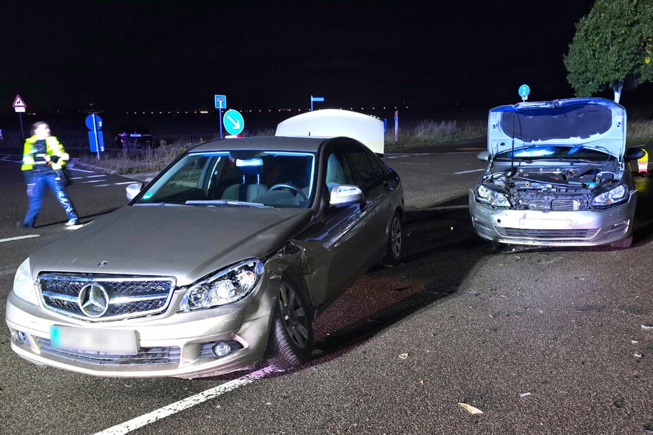 Der Mercedes und der VW wurden beschädigt.