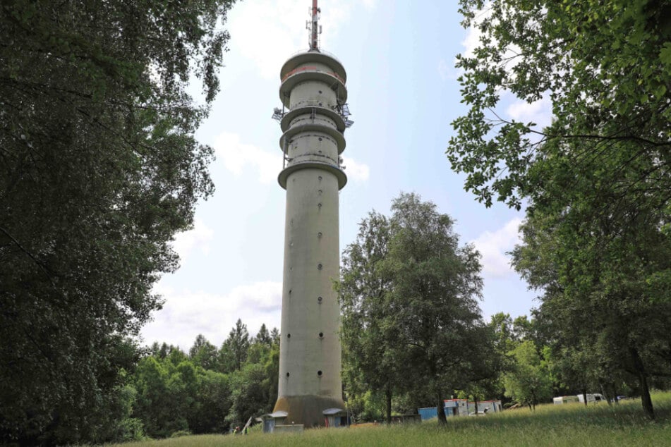 In Schlemmin bei Bützow ist ein 57-Jähriger bei Arbeiten an einem Funkturm 60 Meter in die Tiefe gestürzt und ums Leben gekommen.