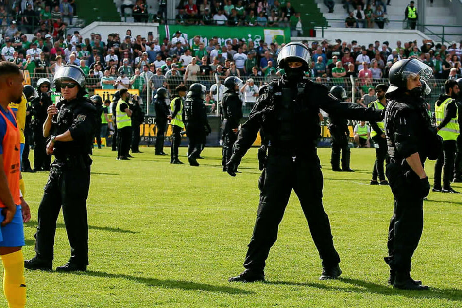 Leipzig: Ausschreitungen beim Derby Chemie gegen Lok Leipzig: Polizei startet Hinweisportal