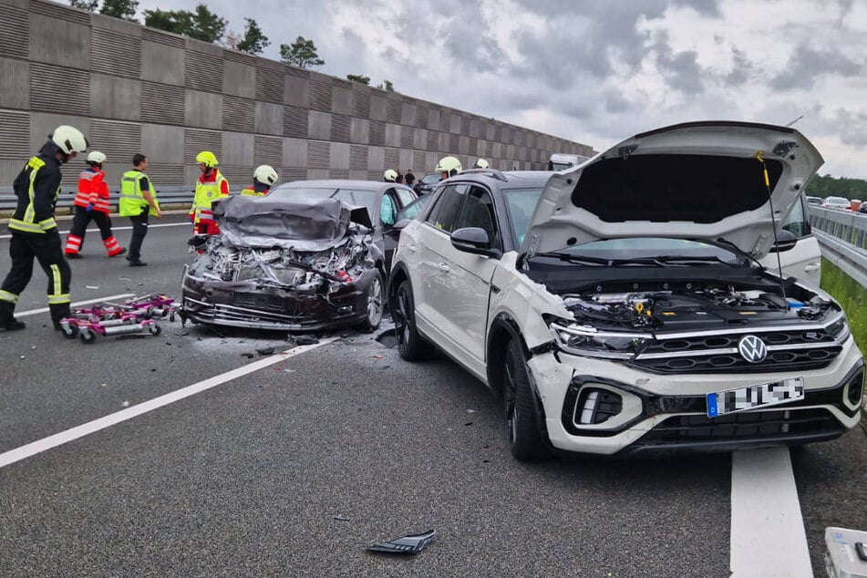 Unfall A: Unfall auf der A10 mit mehreren Autos: Fünf zum Teil schwer Verletzte