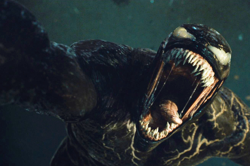 Venom möchte so gerne Menschenhirne fressen, was Eddie Brock (Tom Hardy, 44) ihm allerdings strikt verbietet.