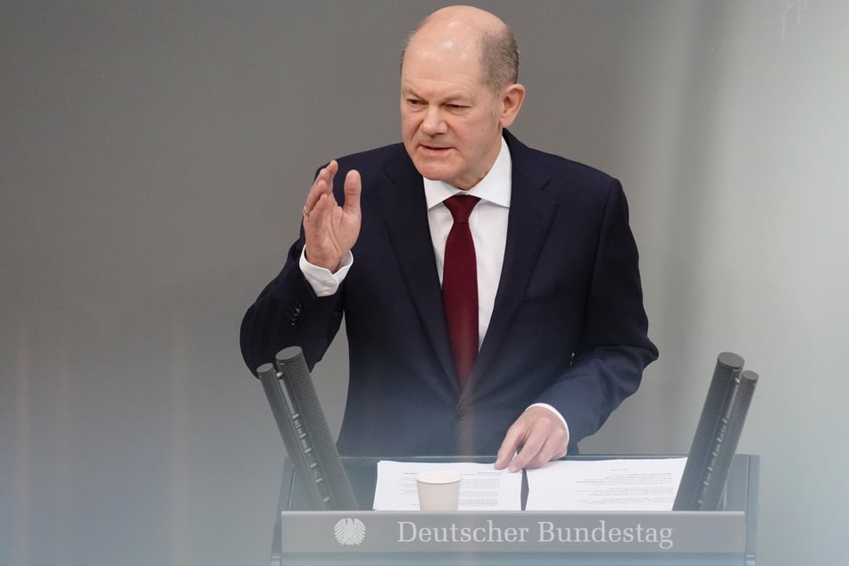 Bundeskanzler Olaf Scholz (66, SPD) hält zu Beginn der Sondersitzung des Bundestags zum Krieg in der Ukraine eine Regierungserklärung.