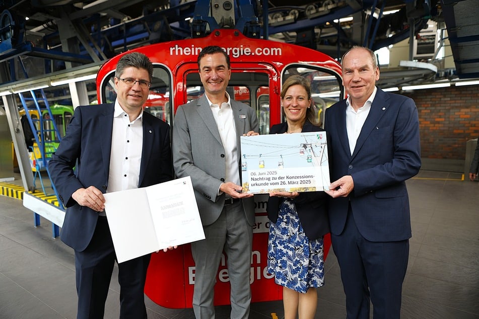 Martin Süß, Geschäftsführer Kölner Seilbahn, Regierungspräsident Dr. Thomas Wilk, Sonja Lorsy, Geschäftsführerin Kölner Seilbahn, und Jörn Schwarze, Vorstand KVB, bei der Übergabe der Konzessionsurkunde am Freitag.