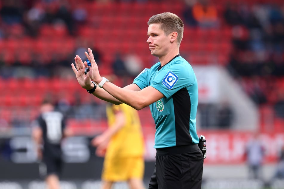 Bundesliga-Schiri Florian Exner (34) wird es heute zum ersten Mal mit Energie Cottbus zu tun bekommen.