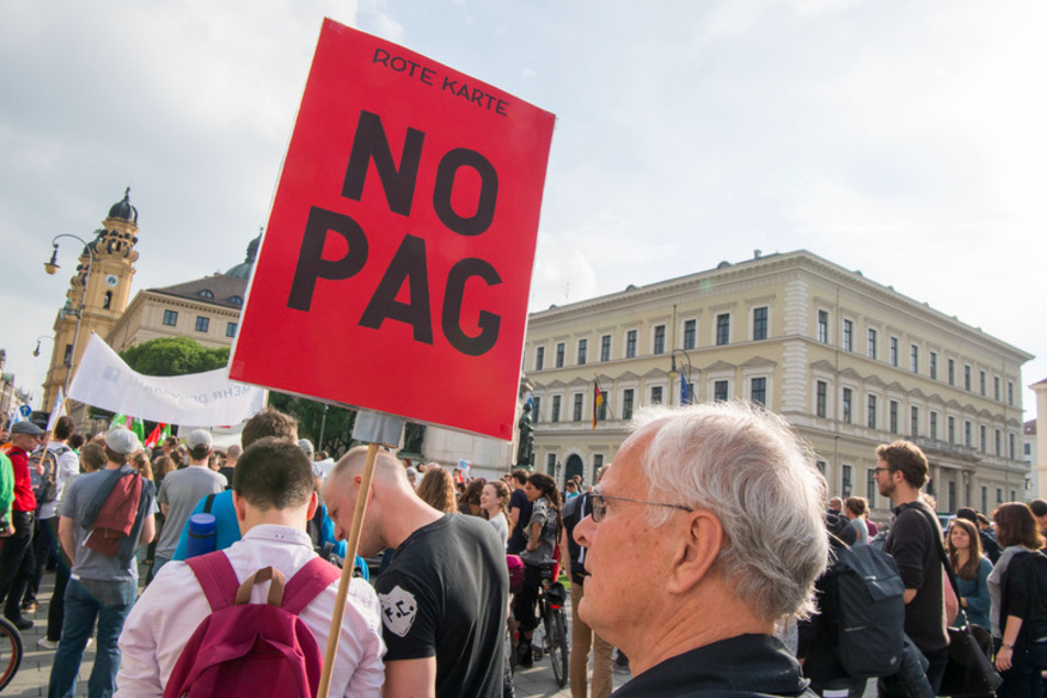 Menschen nehmen mit Plakaten und Transparenten an einer Kundgebung des Bündnisses "noPAG - Nein! zum neuen Polizeiaufgabengesetz" vor dem bayerischen Innenministerium 2018 teil.