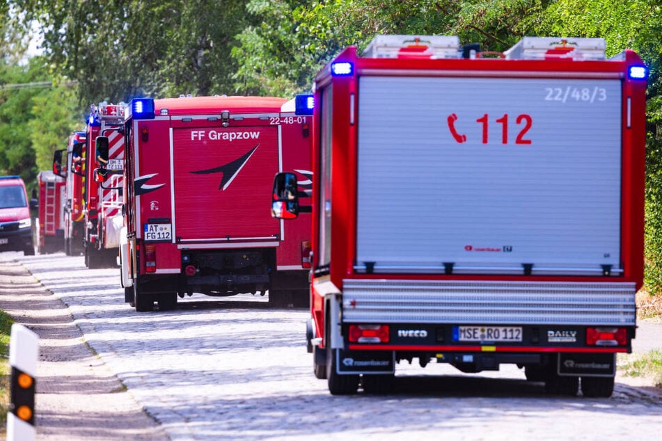 Die Feuerwehr ist mit einem Großaufgebot vor Ort, kann den Brand aufgrund der Munitionsbelastung aber nur eindämmen.