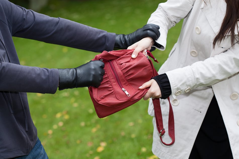 Die Teenies raubten die Handtasche der 23-Jährigen: Darin waren Bargeld, Tabak ein Pullover sowie ihr Smartphone. (Symbolbild)
