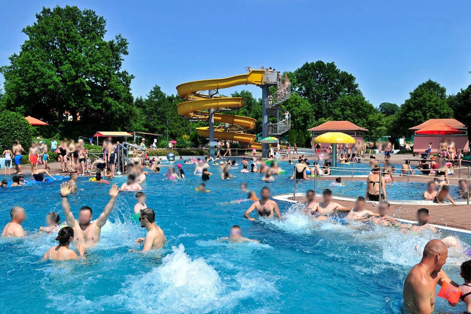 Unter anderem im Freibad Gablenz kommt es aufgrund des hohen Besucheraufkommens zu Wartezeiten am Einlass. (Archivbild)
