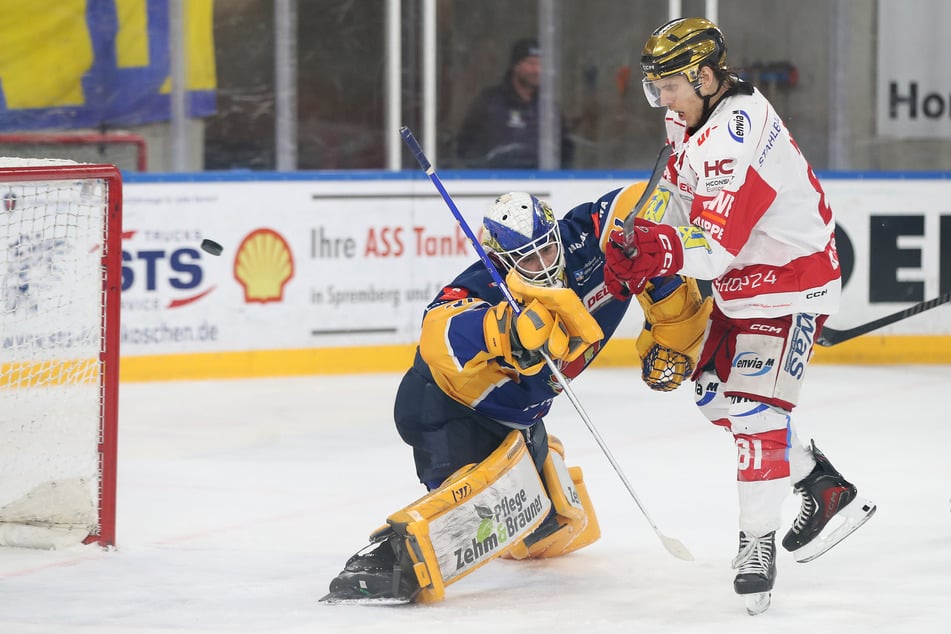 Füchse-Goalie Anthony Morrone (l.) wird hier von Eispirat Corey Mackin (30) unter Druck gesetzt.