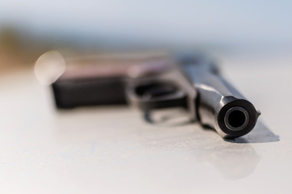 Der Gesuchte schoss mehrfach auf den Wagen eines 25-Jährigen. (Symbolfoto)